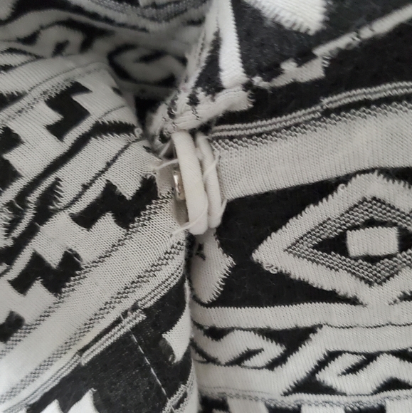 Black and white Aztec sweater - Picture 2 of 5